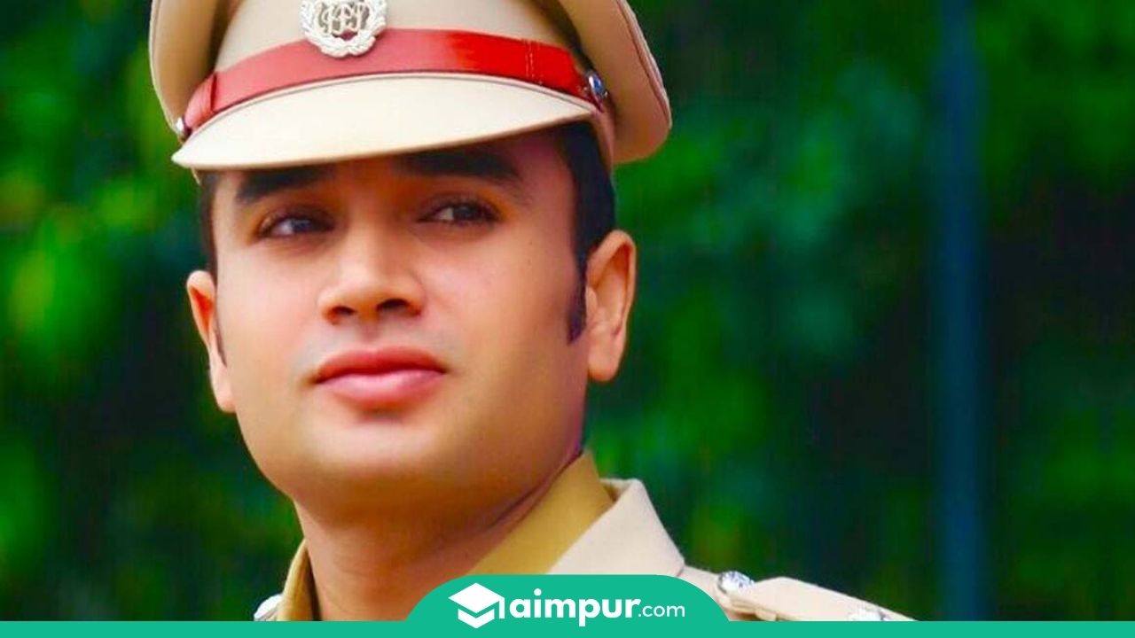 A male police officer - How to become DSP in Police In India - Aimpur